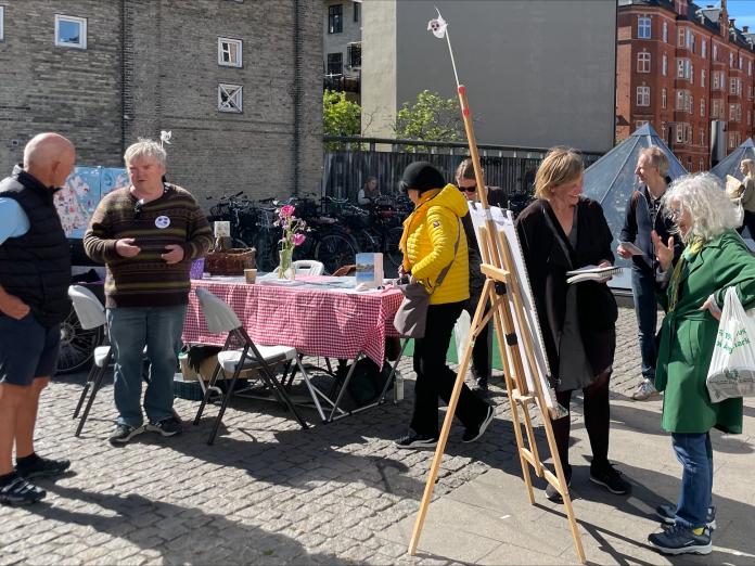 Lokaludvalget taler med borgere på gaden