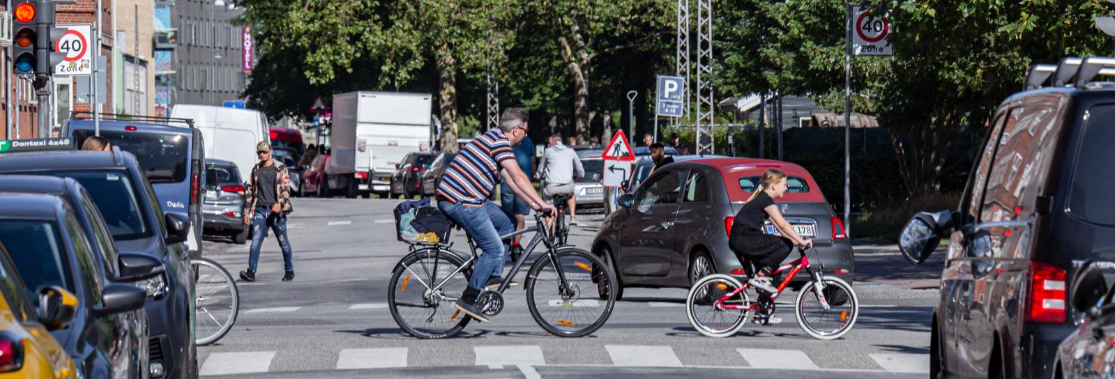 Cyklister og parkerede biler